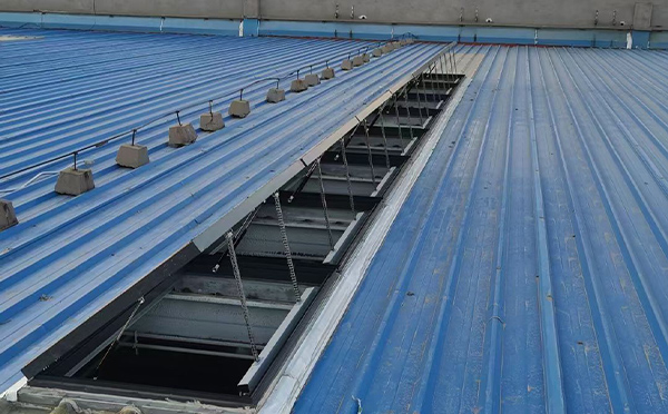 某城市大型商业综合体中庭紫阳排烟窗工程