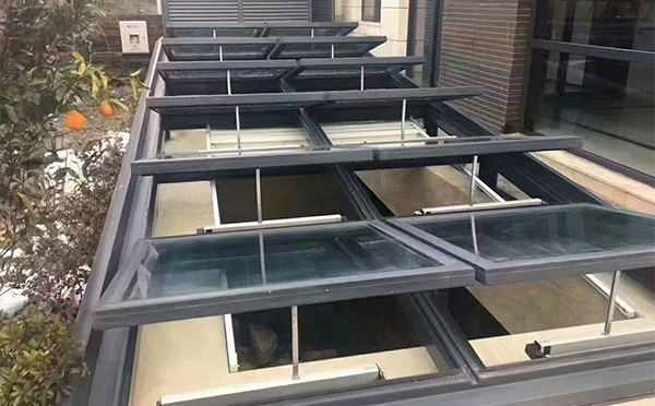 某轨道交通车辆维修车间紫阳排烟窗应用