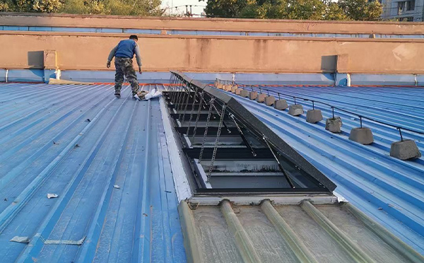 某区域性物流仓储中心紫阳排烟窗系统安装项目